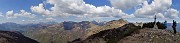 69 Alla croce di vetta del Cancervo (1831 m) con vista ad occidente